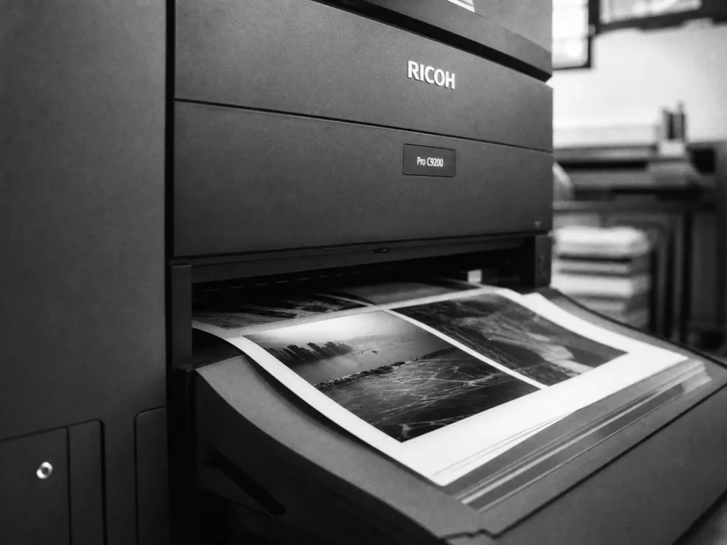 Frisch gedruckte Bogen in der Auslage einer Digitaldruckmaschine