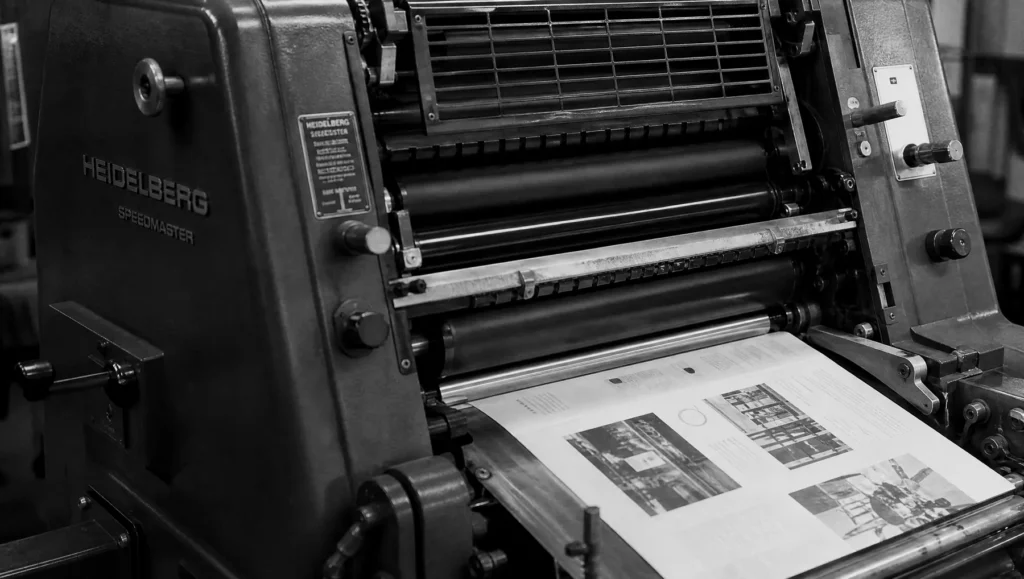 Heidelberger Offsetmaschine von der Seite, Druckbogen in der Auslage