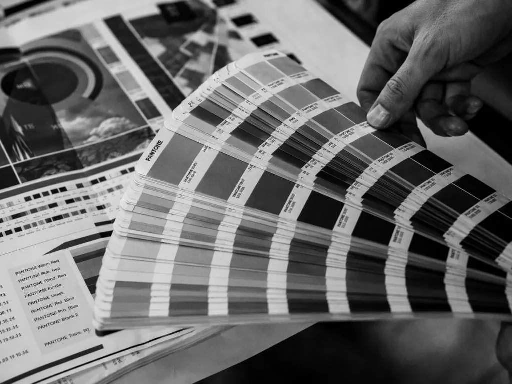 Aufgefächerter Pantone-Farbfächer auf einem Druckbogen